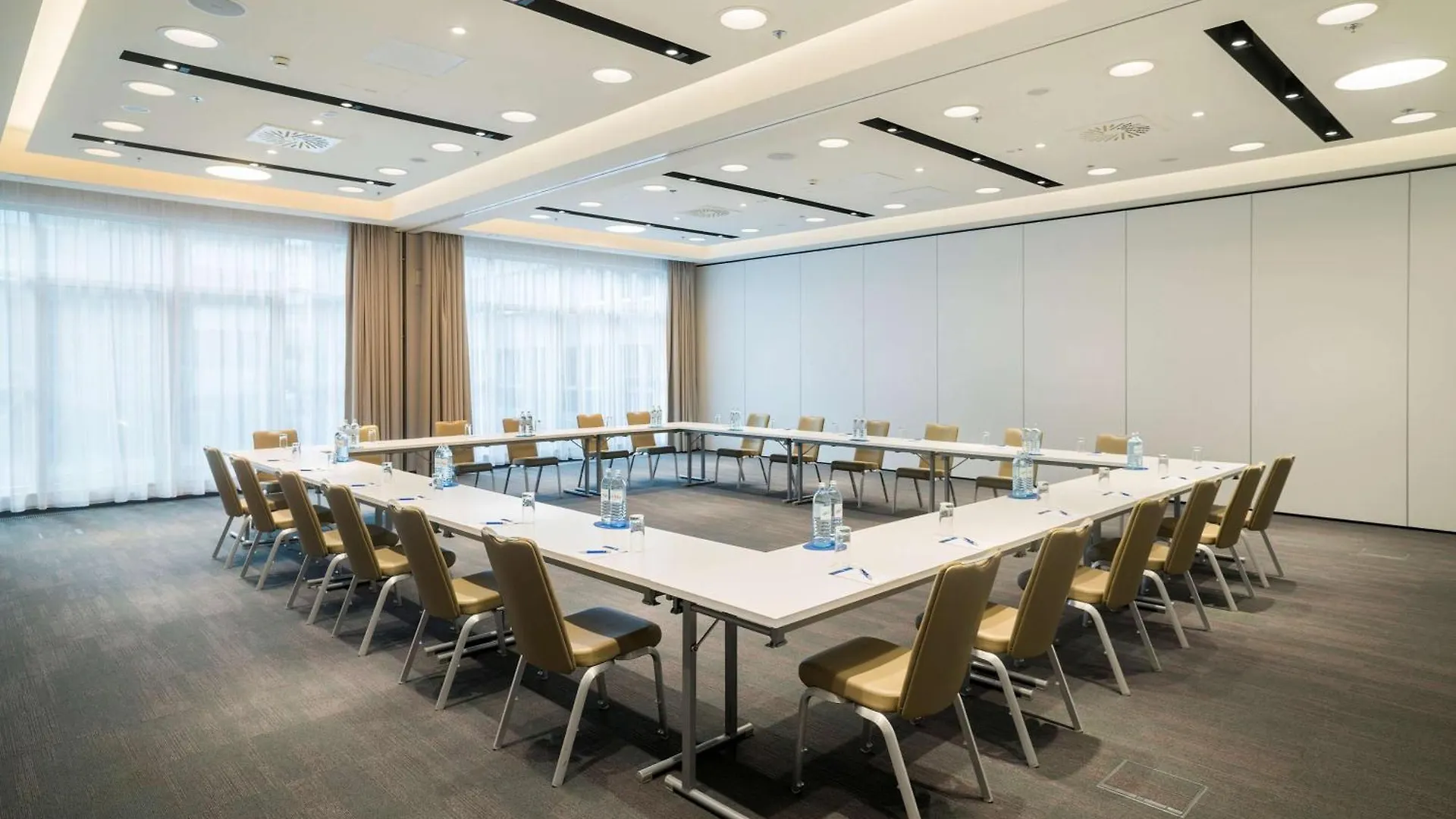 Nh Danube City Viena Hotel