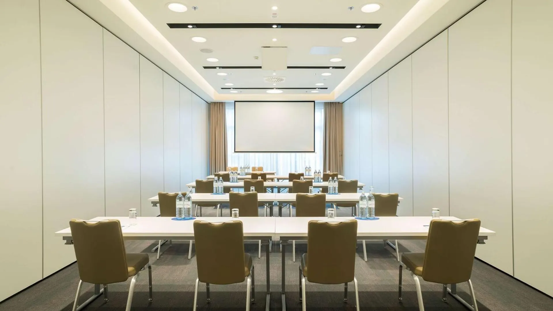 Nh Danube City Viena Hotel