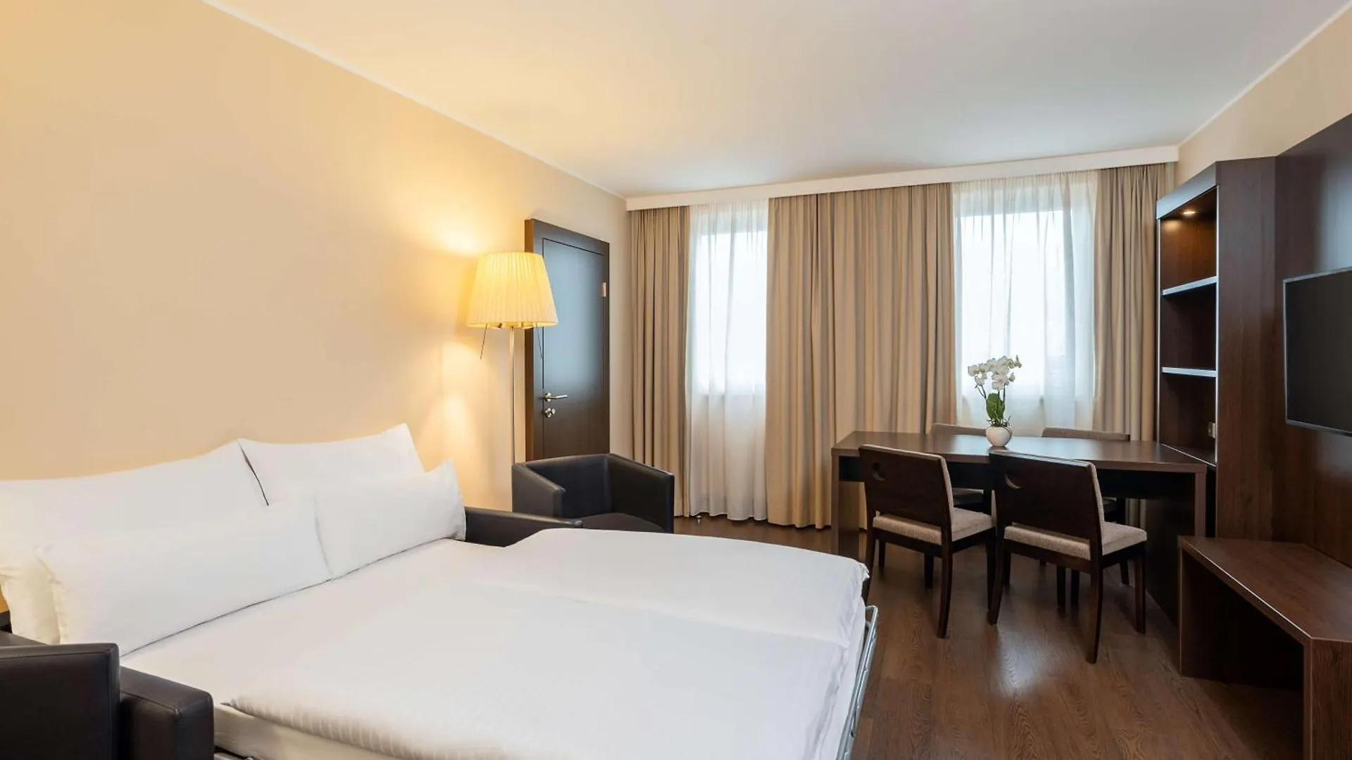 Nh Danube City Viena Hotel