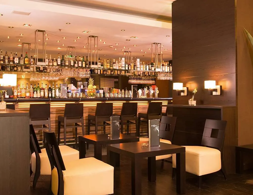 Nh Danube City Viena 4*,